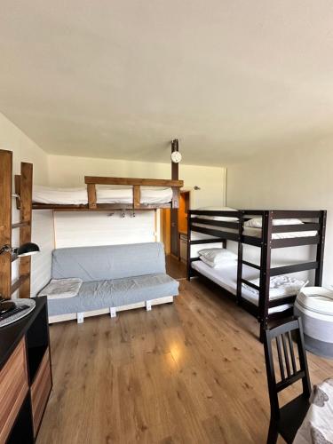 Cette chambre comprend 3 lits superposés et du parquet. dans l'établissement Studio 4 à 6 personnes, à Saint-Étienne-en-Dévoluy