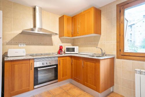 Una cocina o zona de cocina en Apartament Dúplex amb encant a l'alta muntanya - Saraís