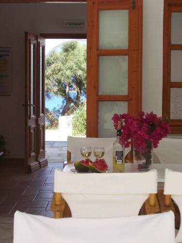 Gallery image of Roussos Beach Hotel in Naousa