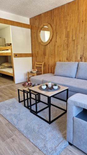 a living room with a couch and a coffee table at Studio central proche des pistes in Isola