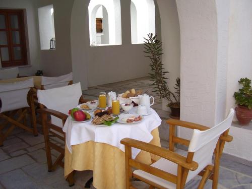 Gallery image of Roussos Beach Hotel in Naousa