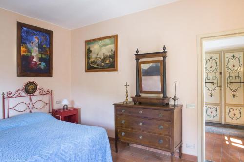 a bedroom with a bed and a dresser and a mirror at Agriturismo Pratofranco in Pontremoli