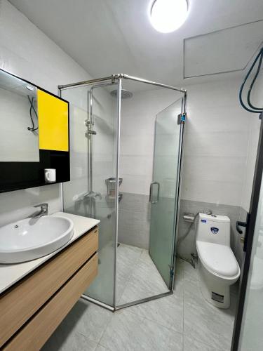 a bathroom with a shower and a sink and a toilet at HPT Home II Hoàng Huy Riverside Apartment - Homestay chuỗi căn hộ Hải Phòng in Hai Phong