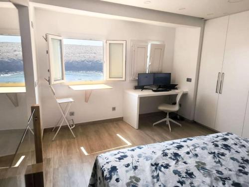 Ένα ή περισσότερα κρεβάτια σε δωμάτιο στο Tufia Cave Beach Home Preciosa casa cueva en frente del oceano