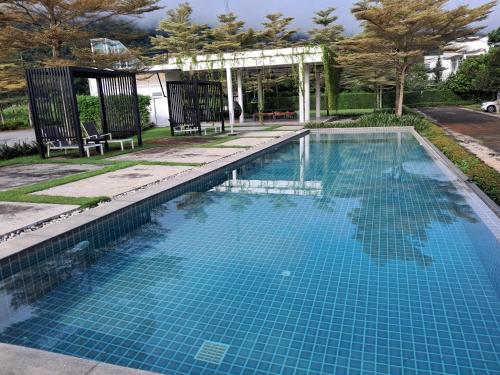 Πισίνα στο ή κοντά στο MIDST 2 ROYAL HILLS GOLF COURSE AND SPA