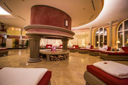 a lobby with a fire pit in a building at Hotel BEI SCHUMANN in Kirschau