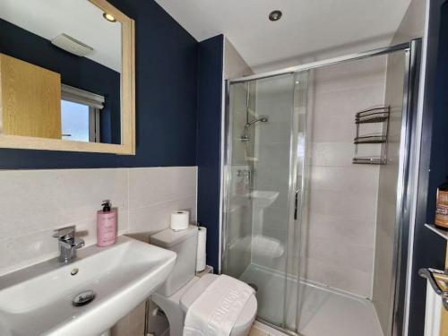 Ένα μπάνιο στο Langford House, 3bedroom, Netflix, Parking, WiFi