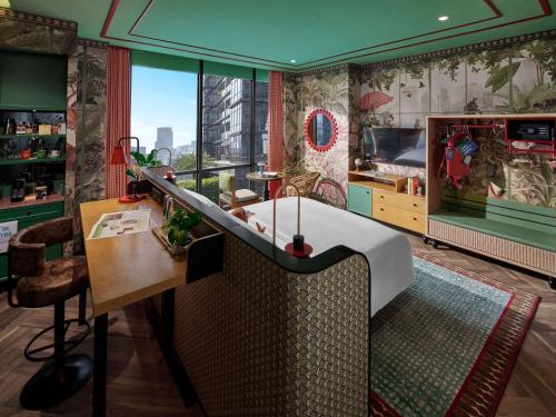 Un lugar para sentarse en 25hours Hotel Jakarta The Oddbird