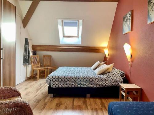 Un dormitorio pequeño con una cama y una ventana. en Huis aan de vijver, en Kamperland