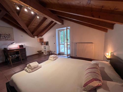 Un dormitorio con una gran cama blanca en una habitación. en Kibilù - Via Orrigoni Centro Città, en Varese