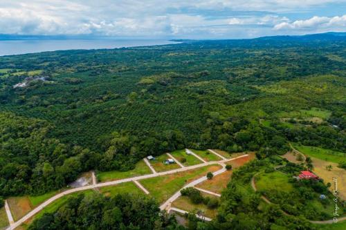 an aerial view of a park with trees and water at Casa para Vacacionar Increible en Bejuco in Loma