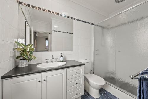 Bilik mandi di Perth 2-Story, Views, BBQ & More