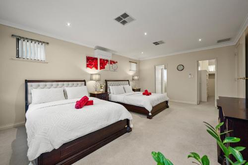 Katil atau katil-katil dalam bilik di Perth 2-Story, Views, BBQ & More