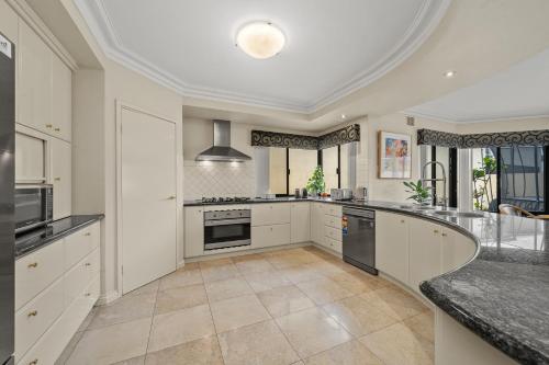 Dapur atau dapur kecil di Perth 2-Story, Views, BBQ & More