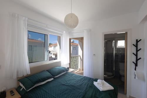 Postel nebo postele na pokoji v ubytování Protaras Blue River Villa BR26