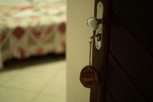a door knob with a car sale sign on it at Pousada bonomo in Urubici