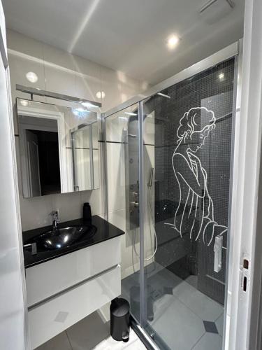 une salle de bain avec douche et lavabo dans l'établissement Somptueux appartement vue mer !, à Cagnes-sur-Mer