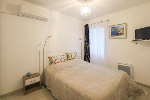 une chambre blanche avec un lit et une fenêtre dans l'établissement Barbara's Apartment Carry le Rouet, à Carry-le-Rouet