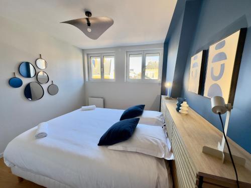 une chambre avec un grand lit aux murs bleus dans l'établissement Vue Cathédrale, Beffroi, Netflix en Hyper Centre, à Amiens
