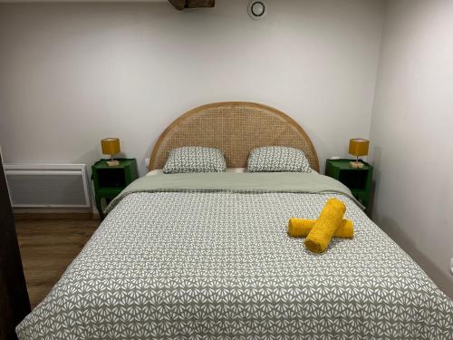 un lit avec deux ours en peluche jaune sur lui dans l'établissement Cosy Vintage - Centre ville, à Troyes