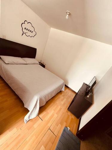 a bedroom with a bed with a cloud sticker on the wall at Dúplex amplio con vista increíble Unicentro, Pasto in Pasto