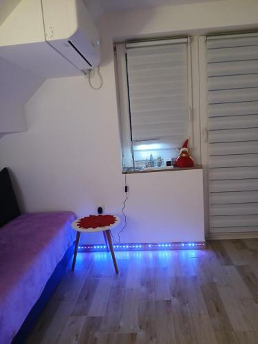 una habitación con una cama y una mesa y una ventana en Studio Mina, en Soko Banja