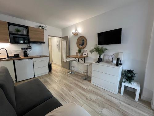 une cuisine et un salon avec un canapé et une table dans l'établissement Studio Wood Bay, à La Grande Motte
