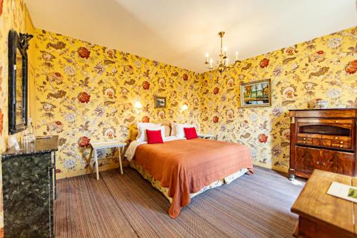 a bedroom with a bed and floral wallpaper at Château De La Bourdaisière in Montlouis-sur-Loire