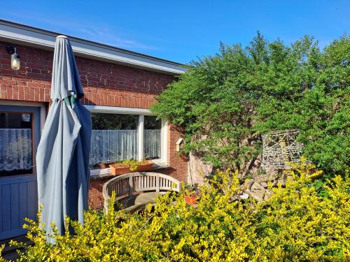 a blue umbrella sitting outside of a house at B&B Ut Kantuurke in Neer