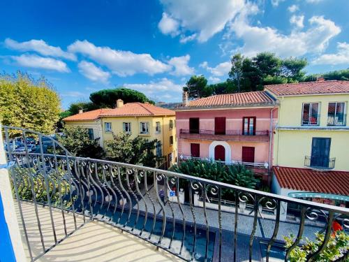 une vue d'une ville depuis un balcon dans l'établissement Chambres Rue de la République, à Collioure