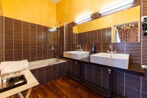a bathroom with two sinks and a bath tub at Château De La Bourdaisière in Montlouis-sur-Loire