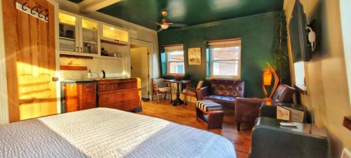 a bedroom with a bed and a kitchen with a table at Le Ricochet Urbain in Quebec City