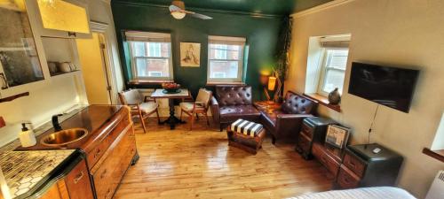 a living room with a couch and a dining room at Le Ricochet Urbain in Quebec City