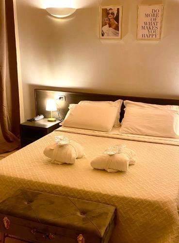 a bedroom with a bed with two towels on it at La Siègià Resort spa in Massa Marittima