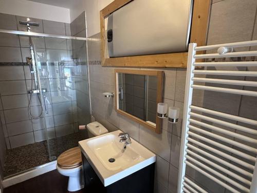 Koupelna v ubytování Panoramique mer, T2 climatisé neuf avec stationnement à 200 m du village - FR-1-768-55