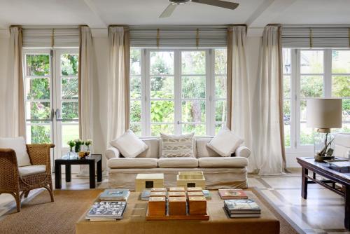 a living room with a couch and a table at Villa Roma Imperiale in Forte dei Marmi