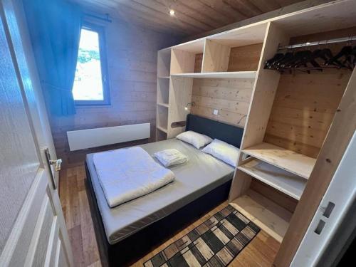 Cette petite chambre comprend un lit et des étagères. dans l'établissement Appartement refait à neuf à Valmeinier, à Valmeinier