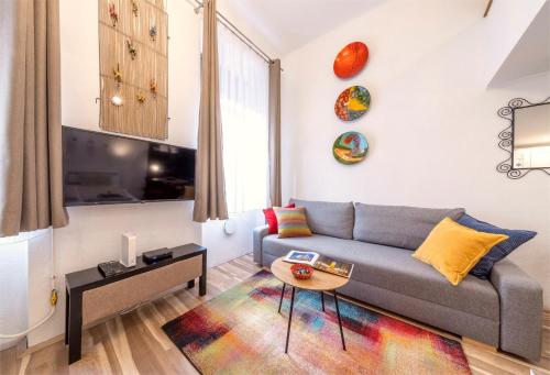 Simona - lovely studio in the downtown .