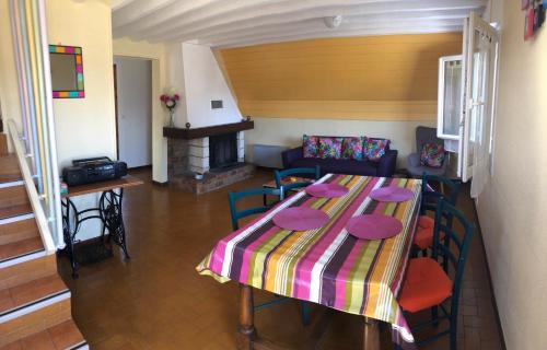 une chambre avec une table et des chaises ainsi qu'un salon dans l'établissement Gîte Les trois pins, à Saint-Germain-sur-Ay