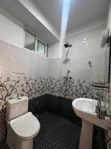 Koupelna v ubytování Norbu Hotel