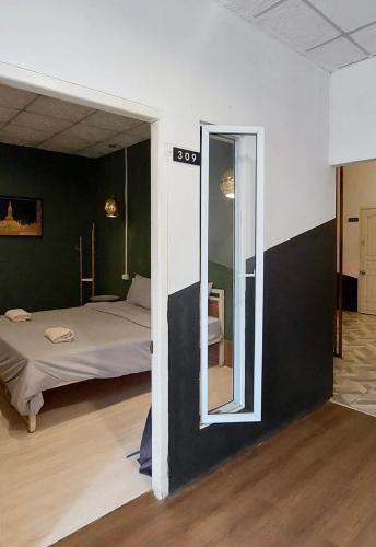 Ένα ή περισσότερα κρεβάτια σε δωμάτιο στο You Empire Hostel & Bar