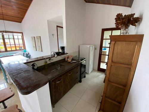 O bucătărie sau chicinetă la casa de praia aconchego
