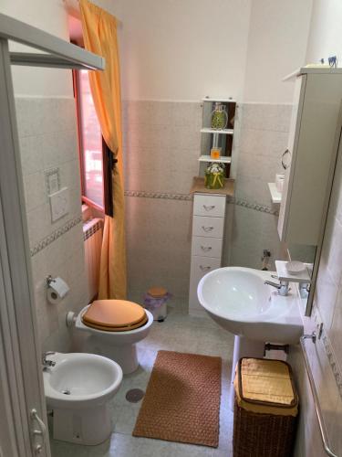a bathroom with a toilet and a sink at Il Giglio Viola in Ponte Lucano