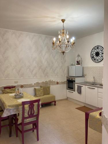a kitchen and dining room with a table and a chandelier at Il Giglio Viola in Ponte Lucano