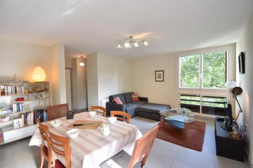 un salon avec une table et un canapé dans l'établissement Seignosse appartement t3 seignosse les bourdaines, à Seignosse
