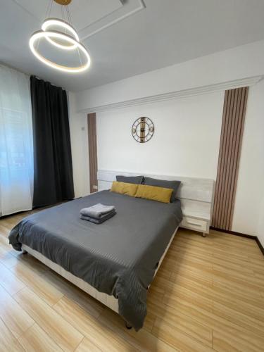 a bedroom with a large bed in a room at MilitariResidence Luxury 54 in Roşu