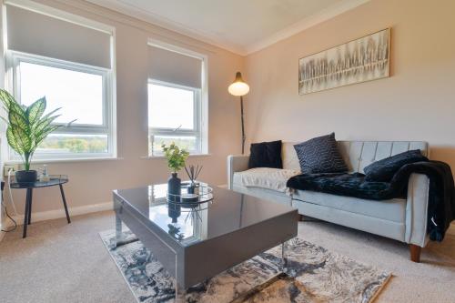 カンタベリーにあるTrendy Central Apartment with Free Parking - Perfect for Contractors and Familiesのソファとテーブルのあるリビングルーム