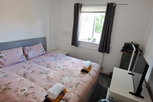 a bedroom with a pink bed and a window at king size bed -Room near Bournemouth Hospital shared bathroom in Bournemouth