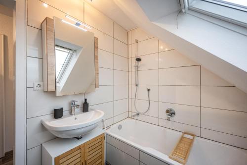 Bilik mandi di Obere Rheinblick-Oase Komfort mit 2 SZ Balkon