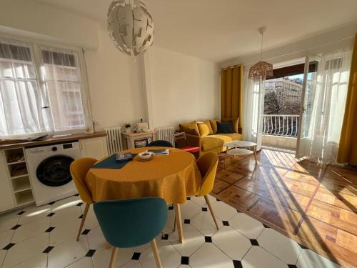 Sunny Gambetta with 3 air conditionings